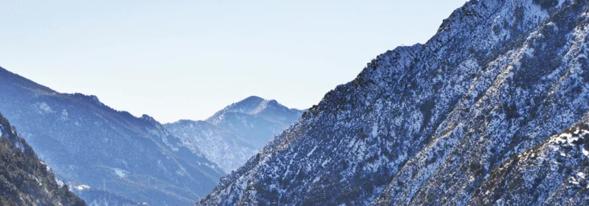 Valle de Andorra nevado, con las montañas de Grandvalira al fondo